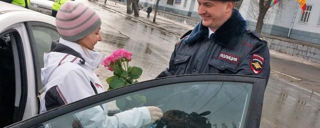 Рязанские водительницы получили цветы от сотрудников ДПС