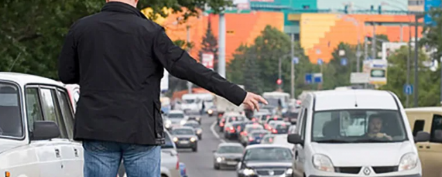 Спрос растет, а число водителей снижается: россияне рискуют остаться без такси