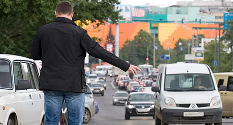 Спрос растет, а число водителей снижается: россияне рискуют остаться без такси