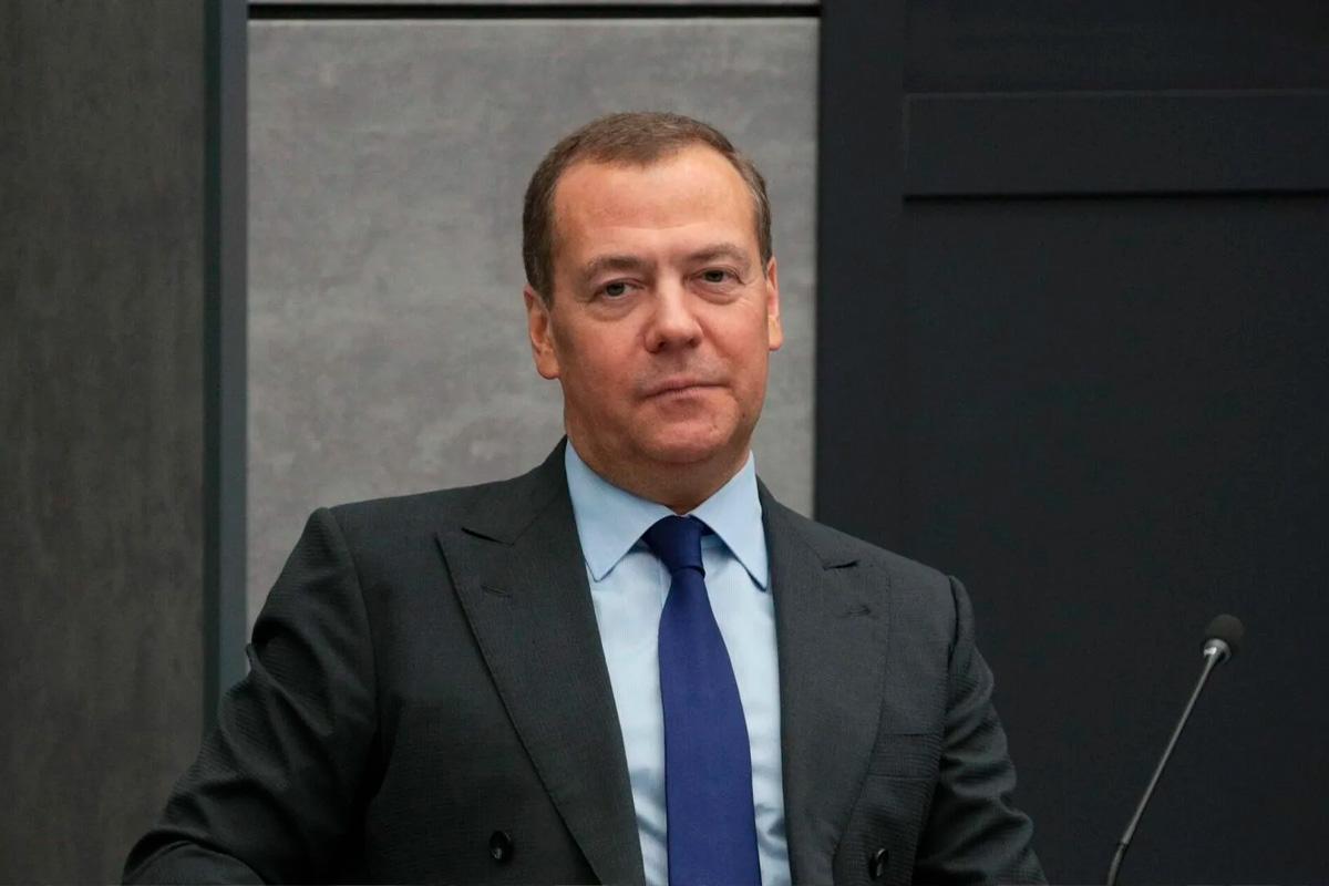 Медведев обвинил Зеленского во вранье и коррупции на фоне признания о 100 млрд долларов