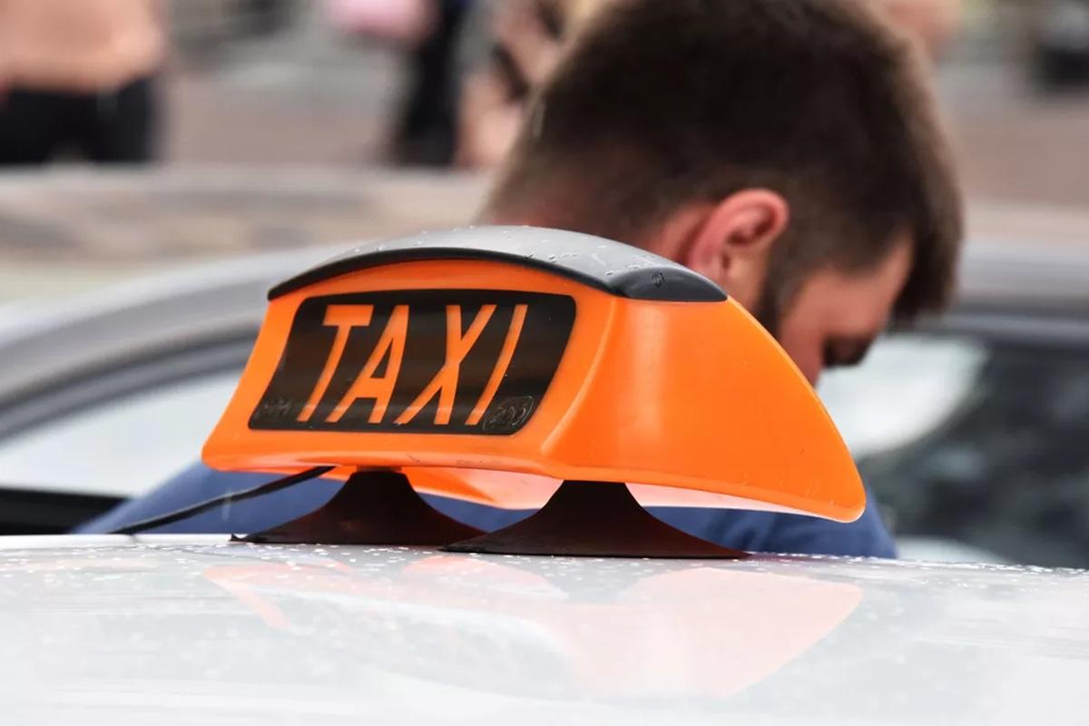 Новосибирцы столкнулись с многократным подорожанием такси из-за снега