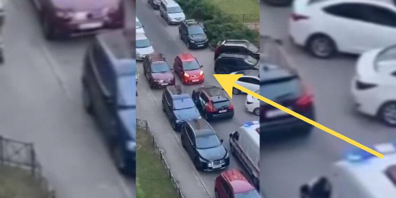 В Петербурге СК даст правовую оценку действиям женщины-водителя, не пропускавшей скорую во дворе