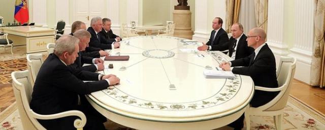 Путин попросил ушедших в отставку губернаторов помочь преемникам