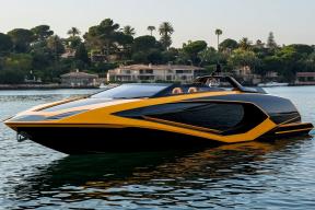 Какой двигатель скрывается под капотом лодки-суперкара