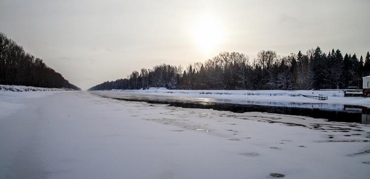 На канале имени Москвы два рыбака провалились под лед