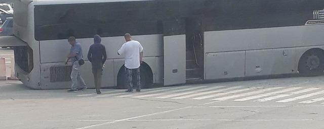 Пассажирский автобус провалился в асфальт в Толмачево