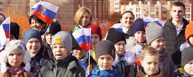 В одной из школ Красноярска по понедельникам будут поднимать флаг и исполнять гимн России