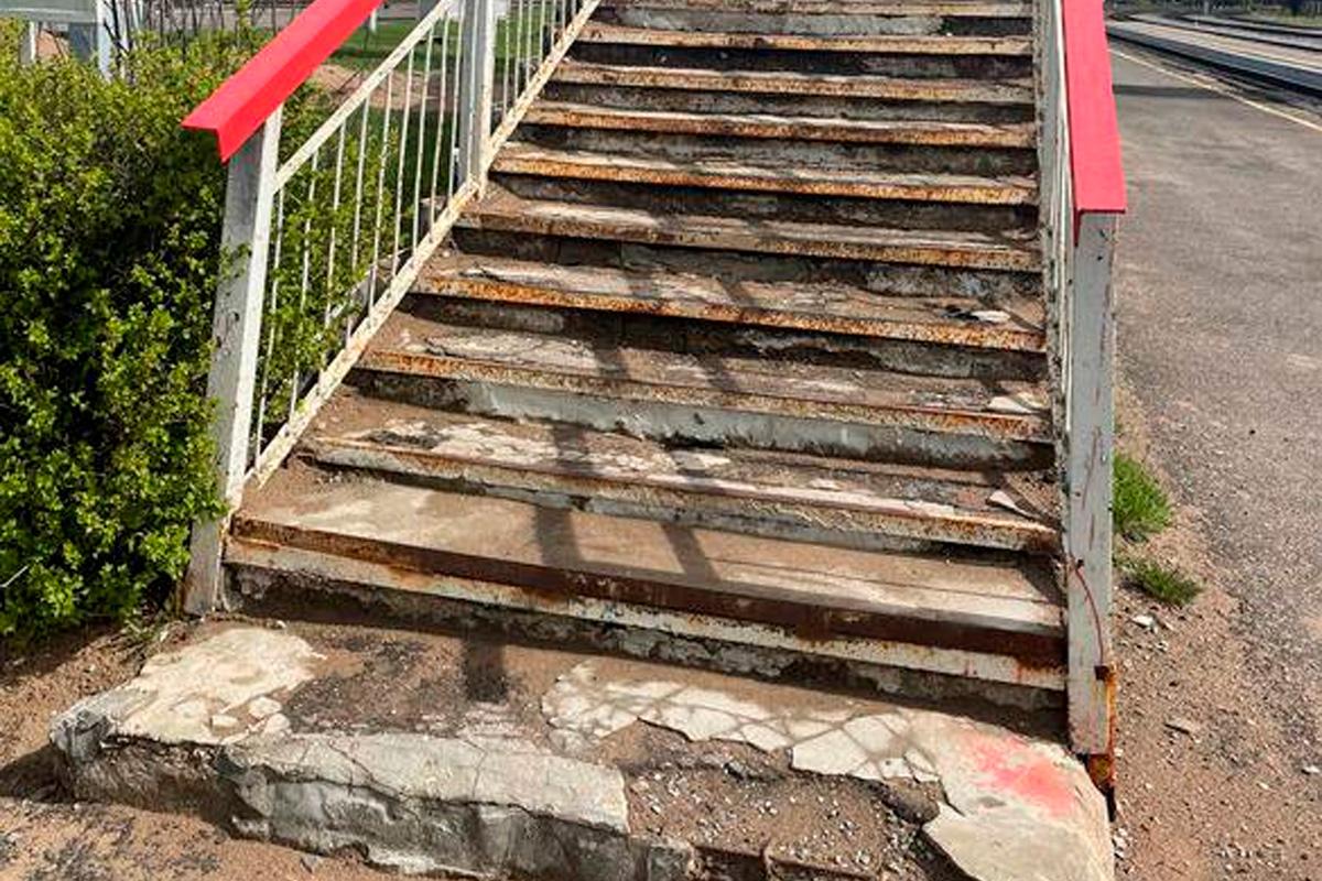 Суд обязал РЖД отремонтировать пешеходный мост на станции Дно