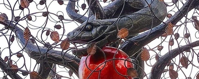 В Кирове установили необычный арт-объект со змеем-искусителем