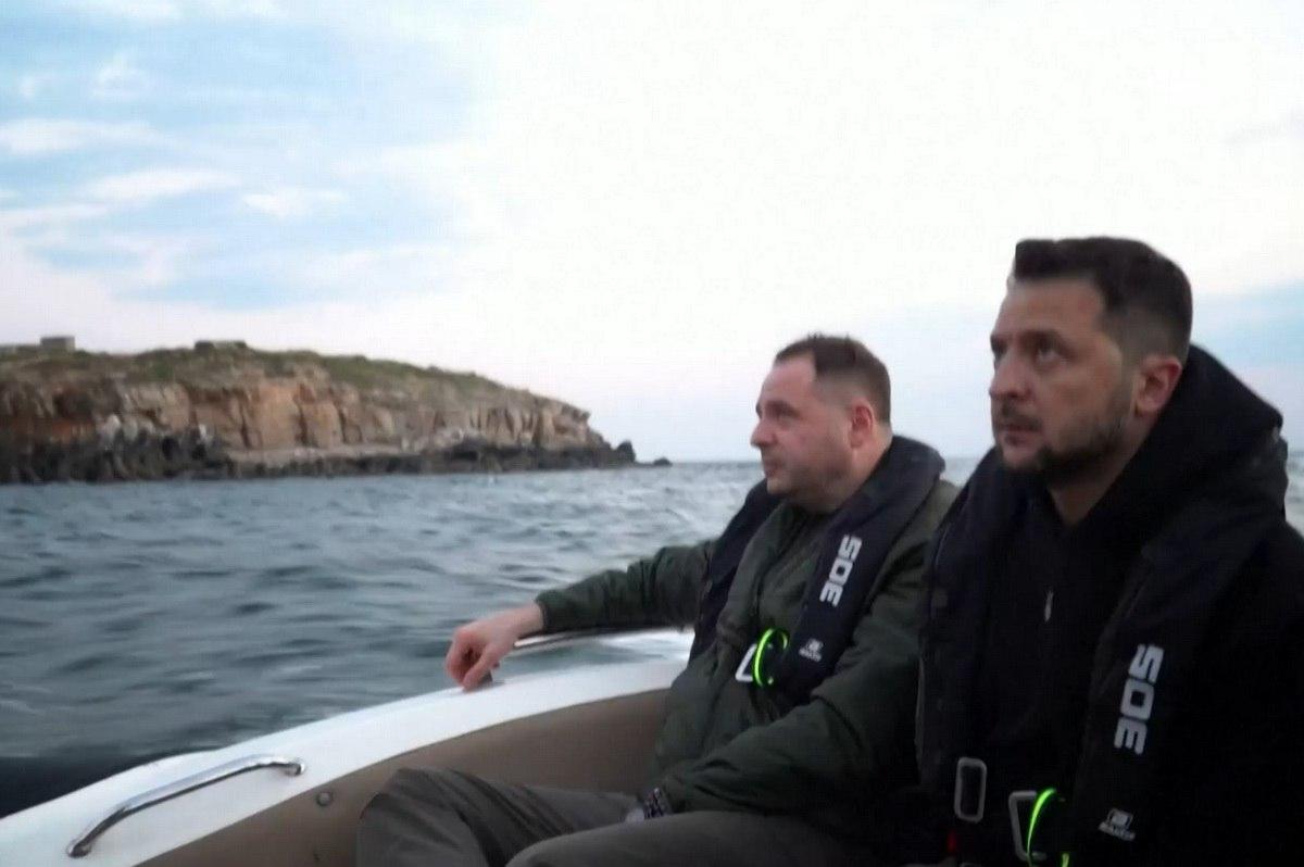 «Тикайте, хлопцы!» Зеленский готовится сбежать на остров вместе с Ермаком. Урсула будет их соседкой?