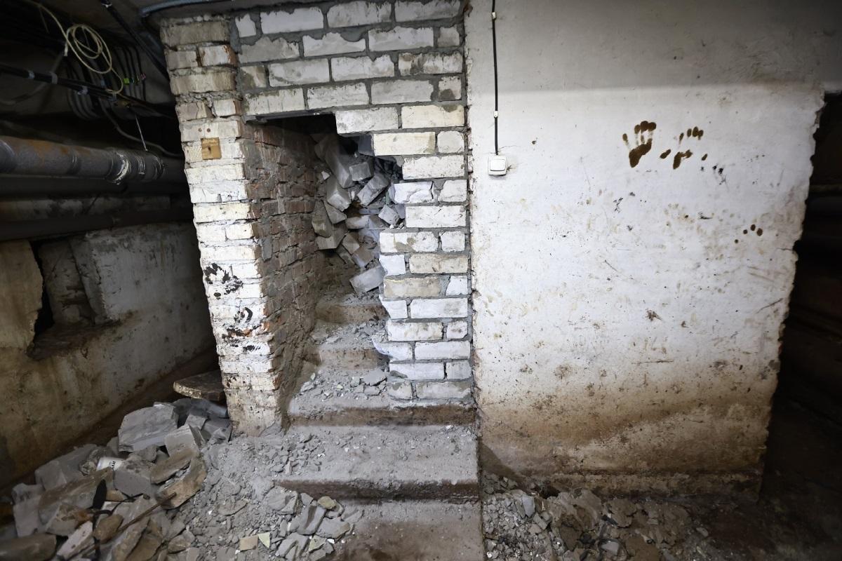 Жильцы дома в Казани борются за разблокировку запасного выхода в подвале, занятом частниками