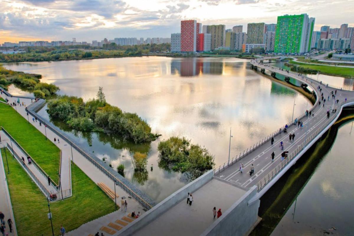 Между московской Некрасовкой и Люберцами построили пешеходный мост над Черным озером