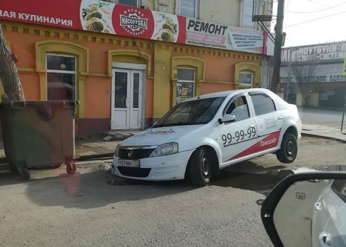 Такси провалилось в дыру в асфальте на улице Пестеля в Астрахани