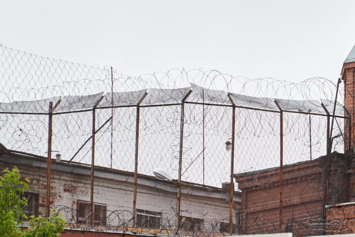 В Свердловской области сотрудника ФСИН отправили в колонию за взятки, поученные от заключенных