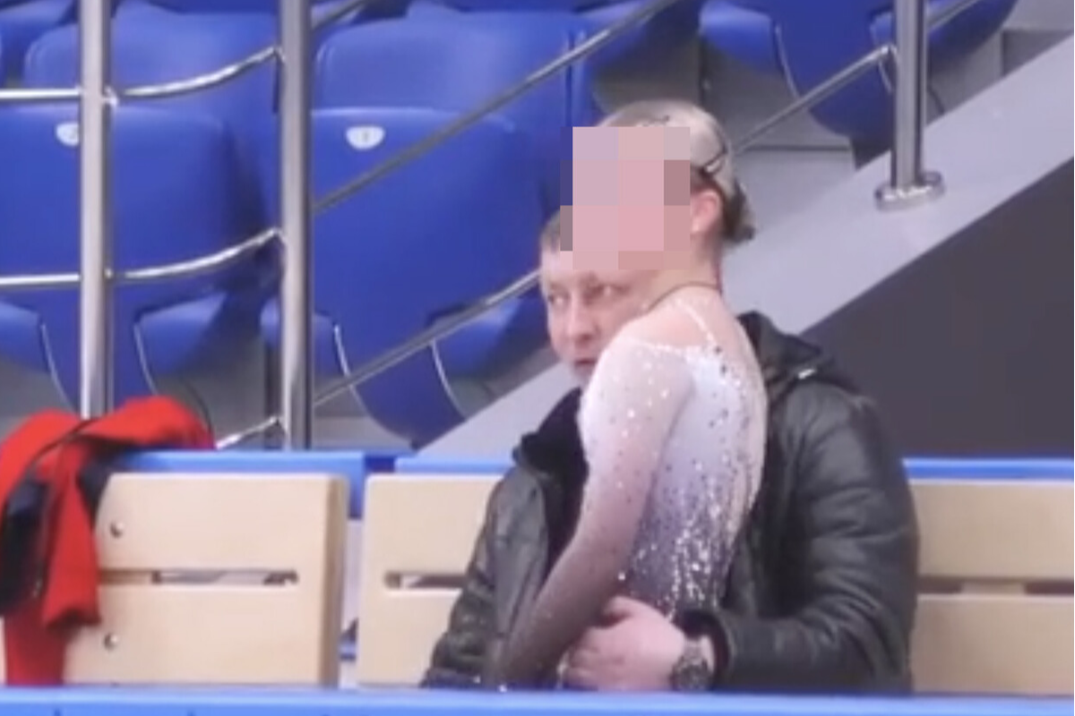 Родители фигуристов встали на защиту тренера, обвинённого в неподобающем поведении