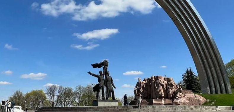 Кличко: В Киеве начали демонтаж скульптур русского и украинского рабочих