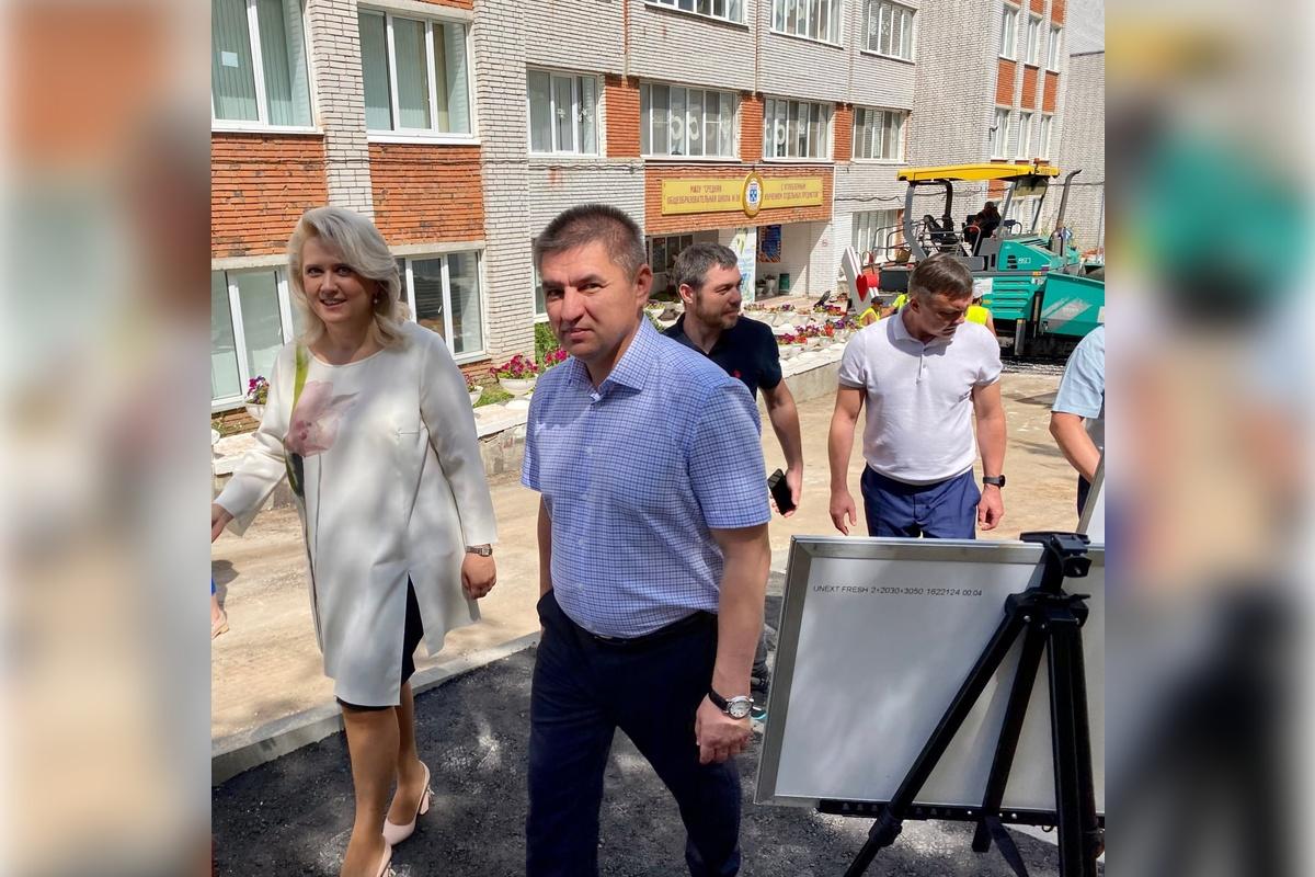 Глава Чебоксар Доброхотов проконтролировал процесс работы по благоустройству пришкольных территорий