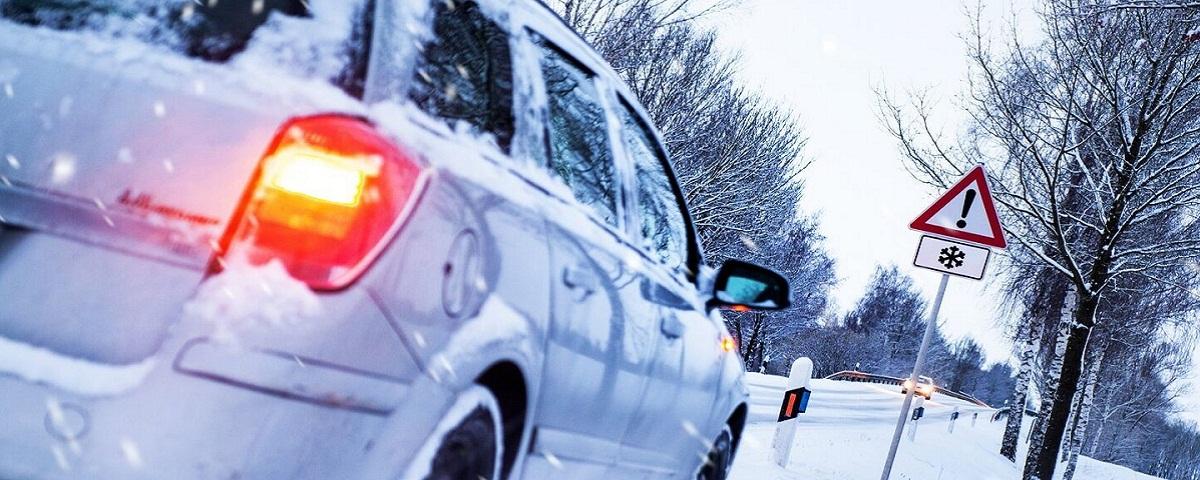 Псковских водителей попросили перестроиться на зимний стиль вождения