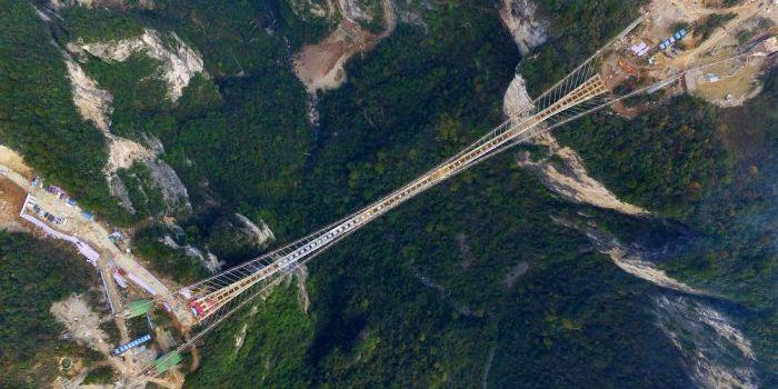 В Китае достроили самый длинный в мире стеклянный мост