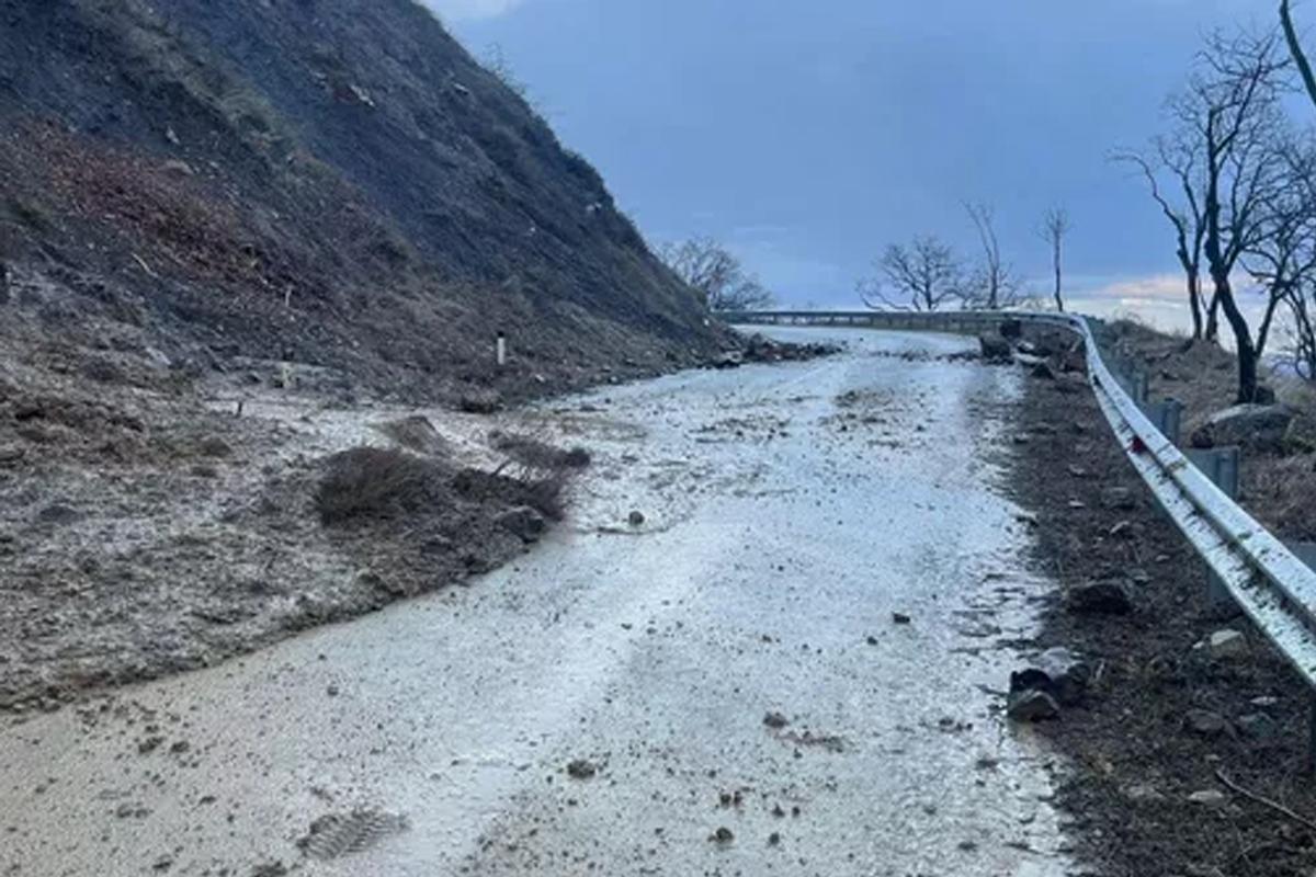 В Крыму селевые потоки вызвали подтопления дорог и вынесли грунт на проезжую часть