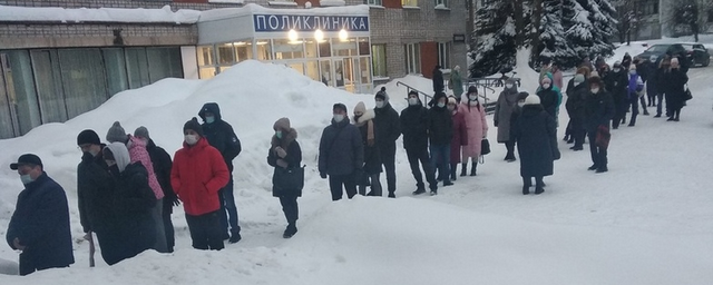 В Удмуртии пациенты по несколько часов стоят на улице в очереди к врачу