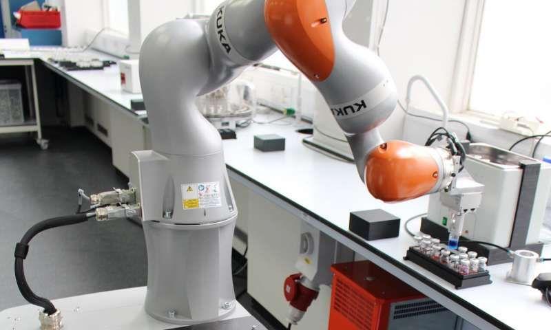 Инженеры из Великобритании разработали робота-химика