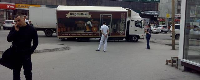 В Новосибирске в яму провалился грузовик с пивом