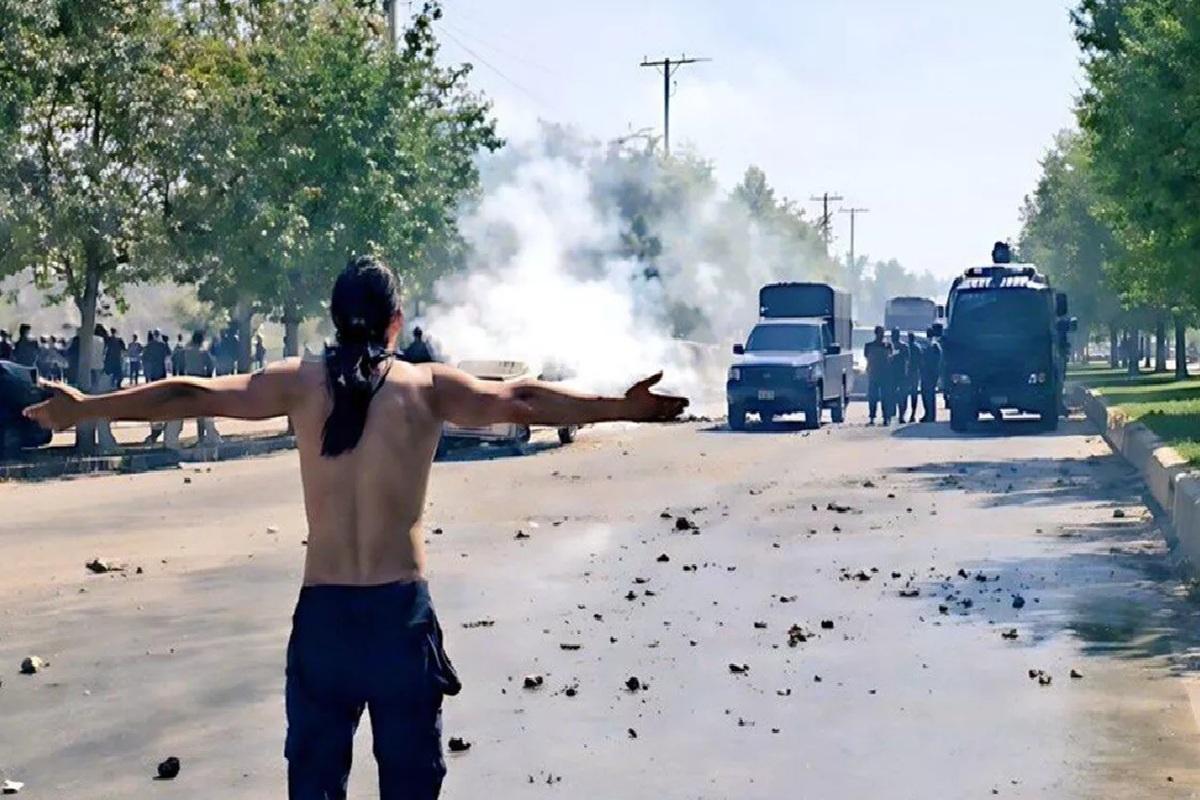 На западе Ирана протестующие напали на мечеть и подожгли религиозную литературу