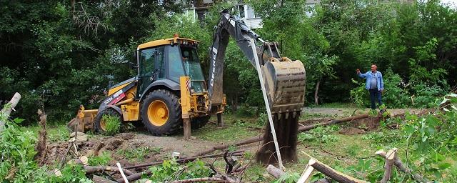 В Новосибирске около ЦУМа вырубили сквер