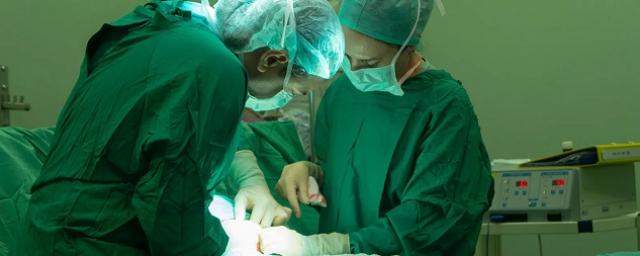 Иркутские хирурги впервые провели трансплантацию части печени от родственного донора