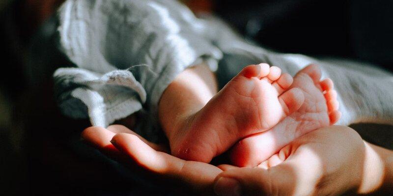 В Италии мать спрятала в шкафу новорожденных близнецов, обрекая их на мучительную смерть
