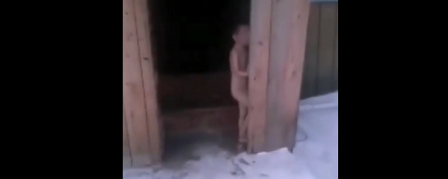 В Алтайском крае возбуждено дело после того, как родители выгнали ребенка на мороз без одежды - Видео