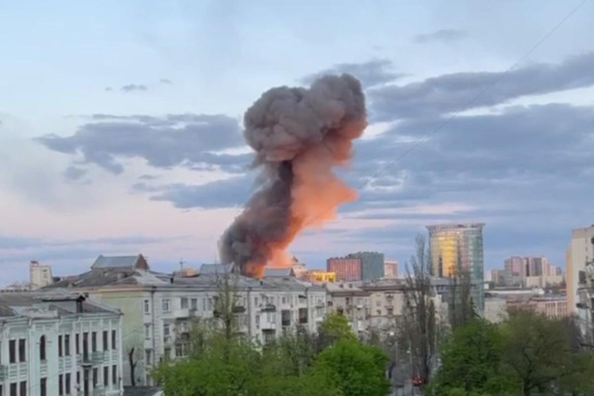 В Киевской области после удара ликвидируют пожар на промышленном объекте