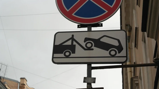 В Петербурге вводят запрет на парковку машин возле станций метро