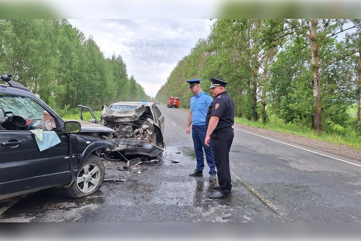 В Ярославской области столкнулись 2 иномарки, есть погибшие и пострадавшие