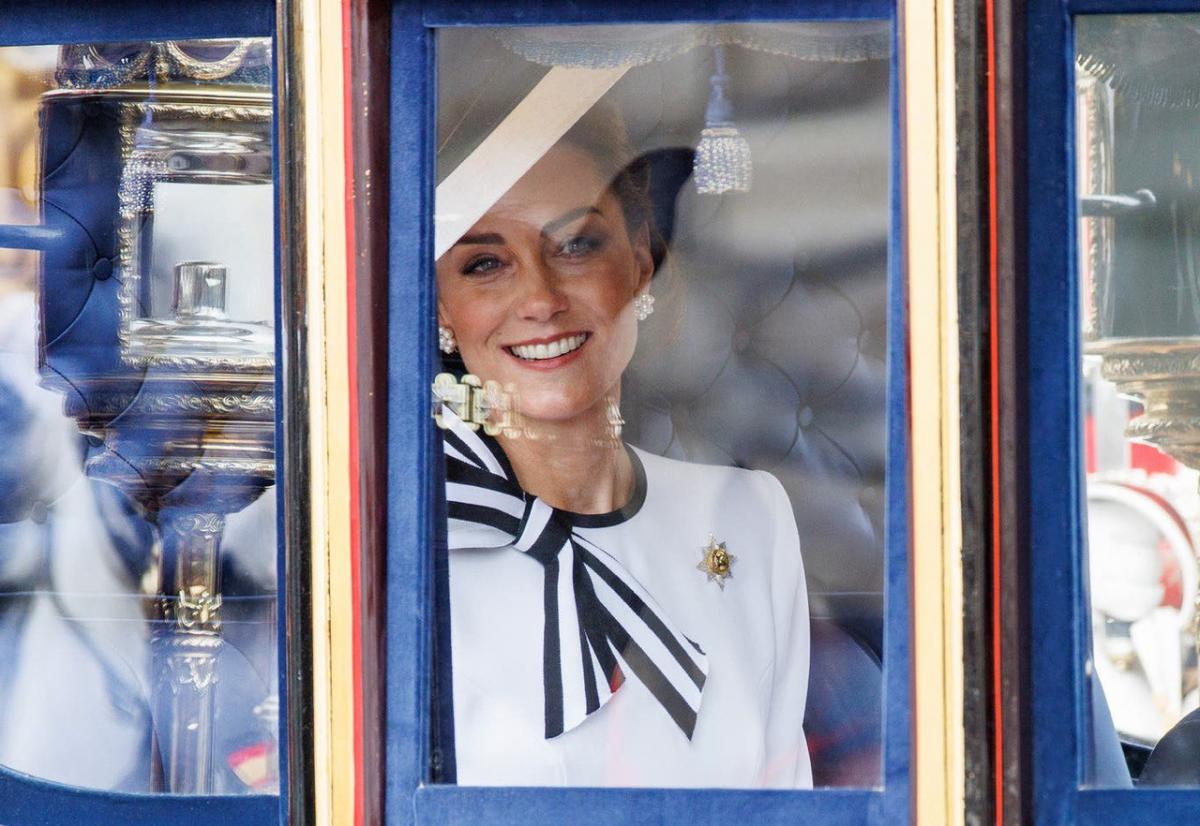 Принцесса улыбается. Кейт Миддлтон в белом впервые за полгода появилась на публике