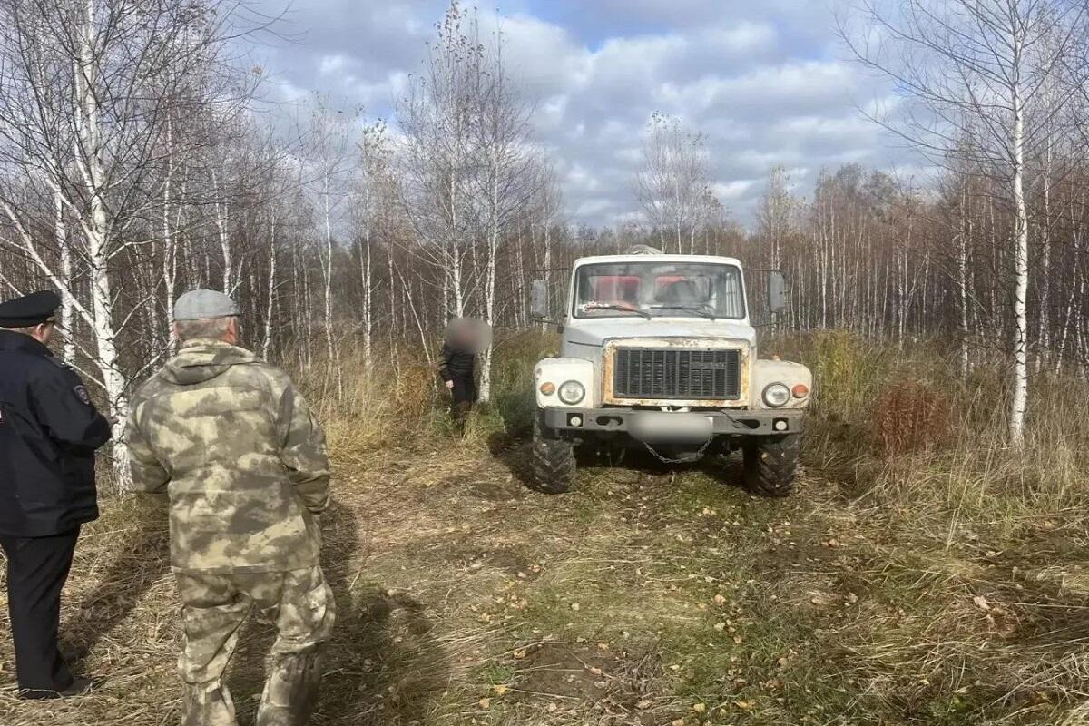 Поймали с поличным в лесу: в Новосибирской области силовики изъяли грузовик за сброс жидких отходов
