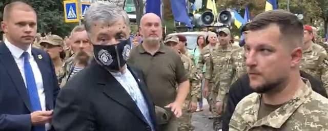 В Киеве облили зеленкой экс-президента Украины Петра Порошенко