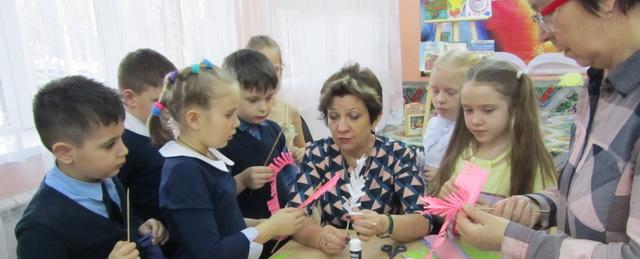 В Центральной детской библиотеке провели мастер-класс «Весенний букет»