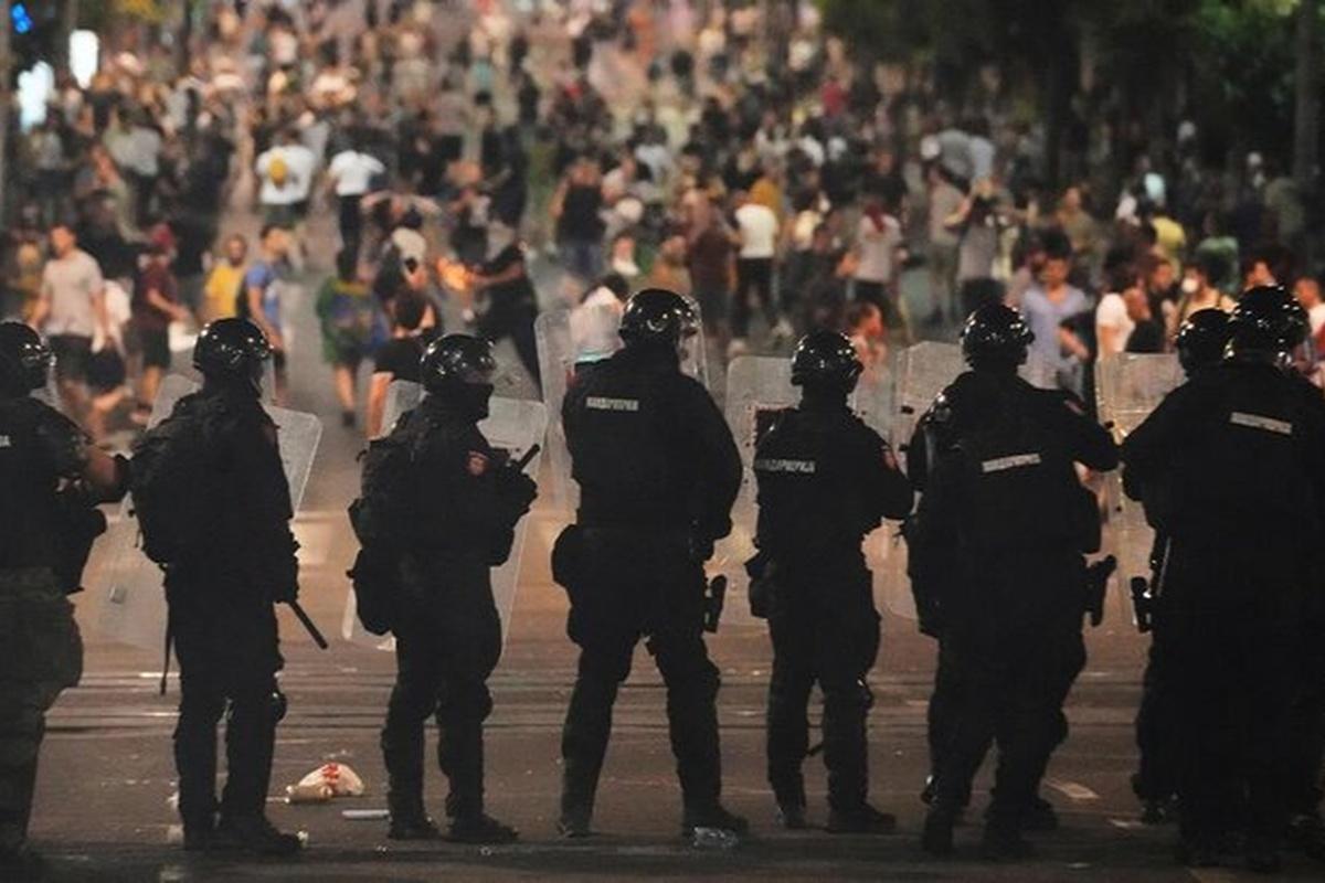 Шесть полицейских пострадали во время беспорядков в Сербии