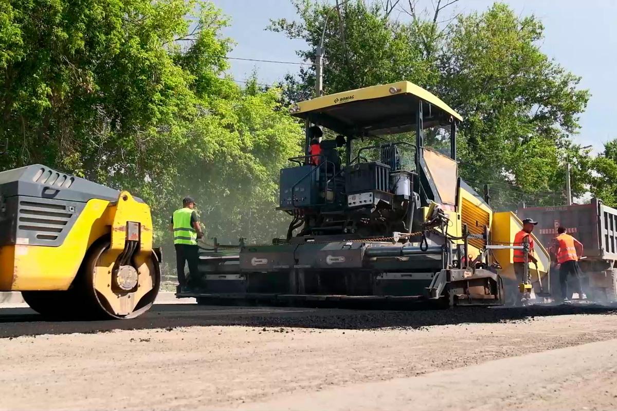 Мэр Руслан Болотов: Стартовала укладка нового асфальта на улице Баррикад в Иркутске после строительства инженерных коммуникаций