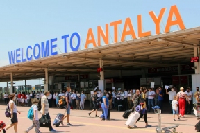 Российские туристы застряли в аэропорту Антальи из-за задержки рейсов