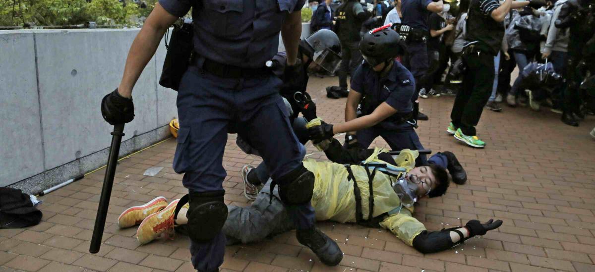 Полиция Гонконга применила оружие против митингующих