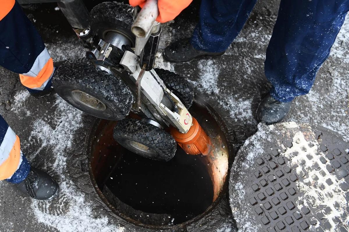 В Новосибирске люки защищают от воров полимерными крышками