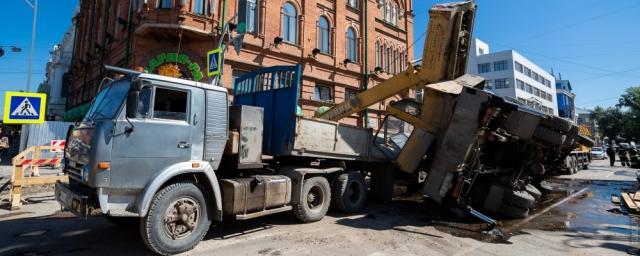 В Томске завалился на бок подъемный кран