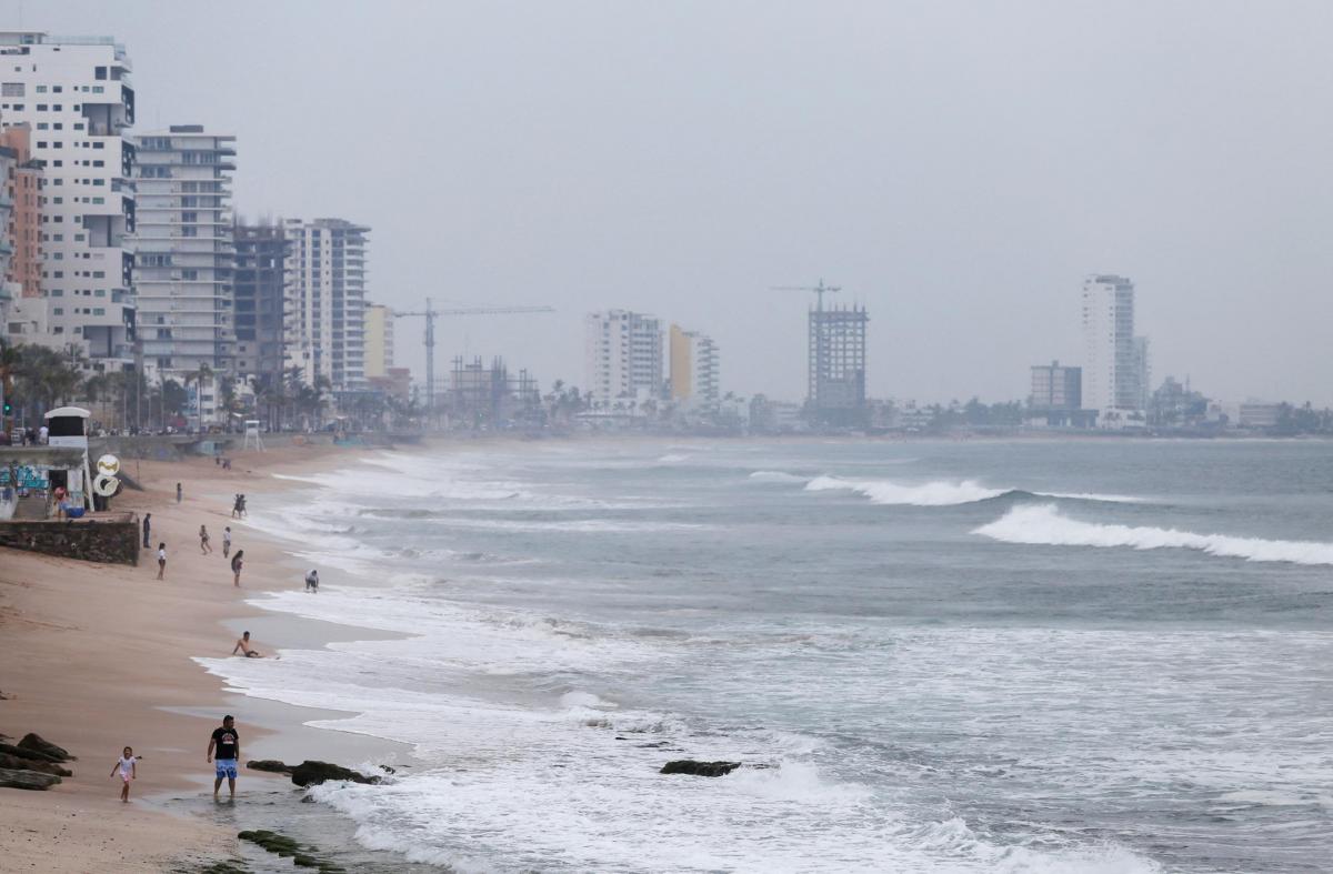 Ураган «Орлин» наступает на тихоокеанское побережье Мексики со скоростью ветра 130 километров в час