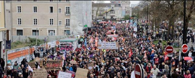 В Париже началась стихийная акция протеста против пенсионной реформы