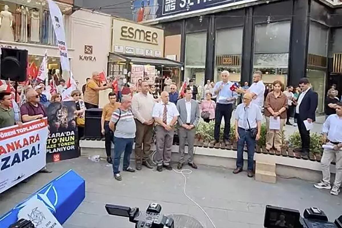 «Похороны» альянса в Анкаре: противники НАТО вынесли гроб организации перед саммитом