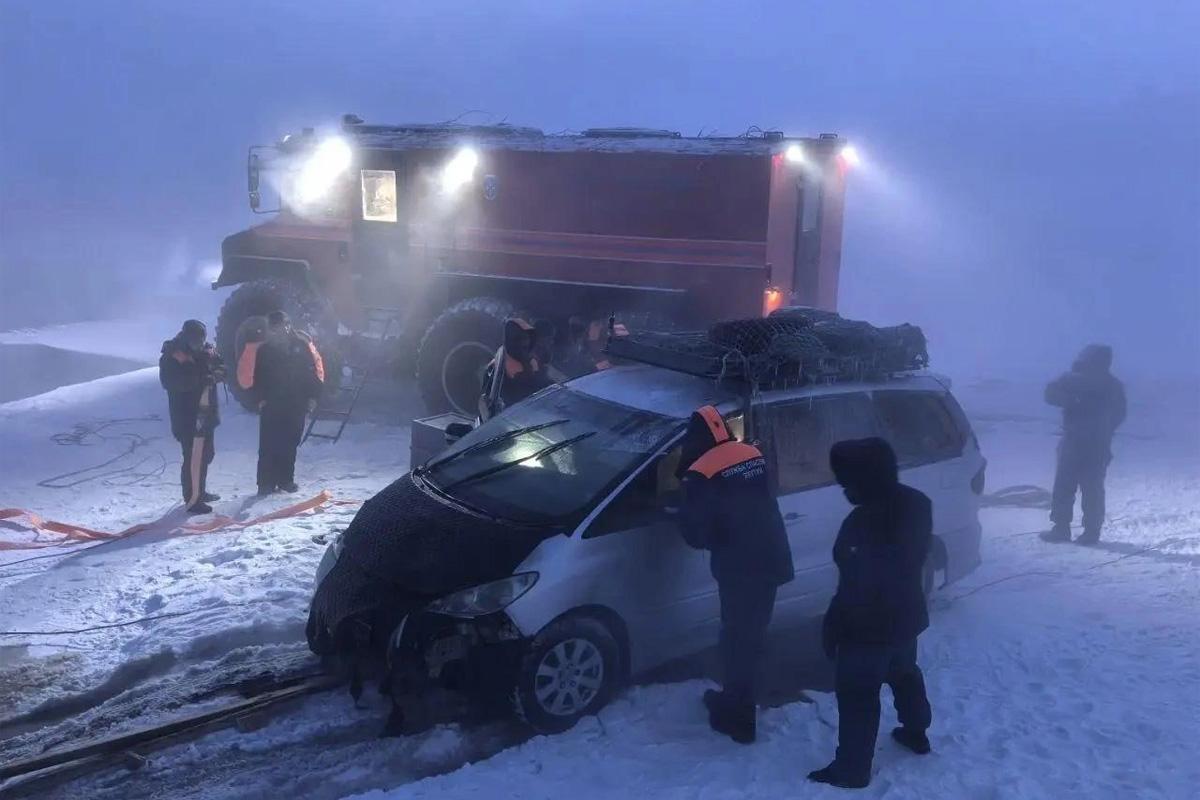 Борец Егор Явловский спас людей из провалившегося под лед автомобиля у Якутска