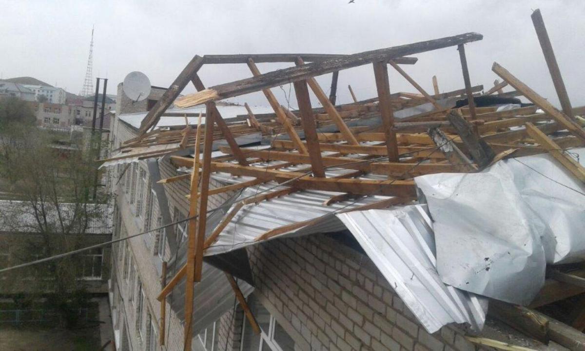 В Чебоксарах ветер сорвал крышу со здания института